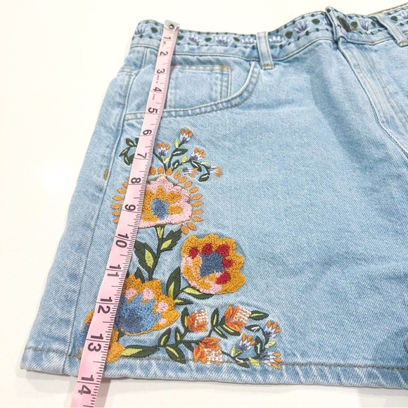 FARM RIO Summer Garden Embroidered Denim Shorts Size 31 - Picture 9 of 16